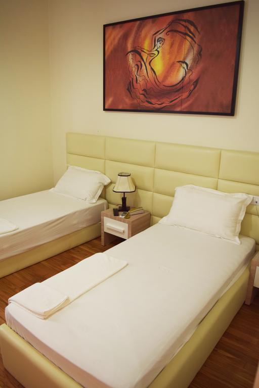 Living Hotel Tirana Buitenkant foto