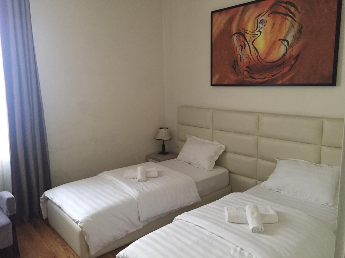 Living Hotel Tirana Buitenkant foto