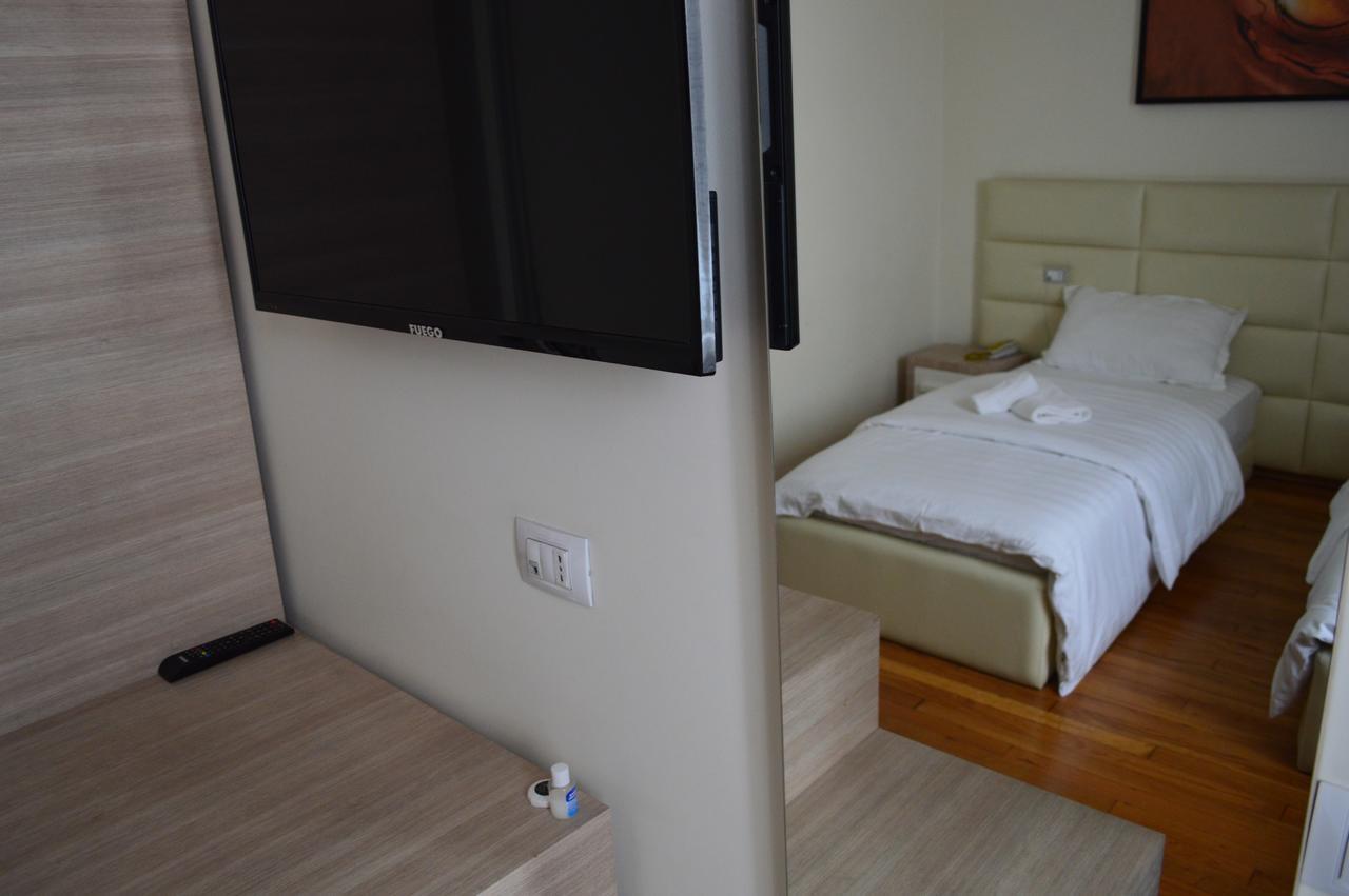 Living Hotel Tirana Buitenkant foto