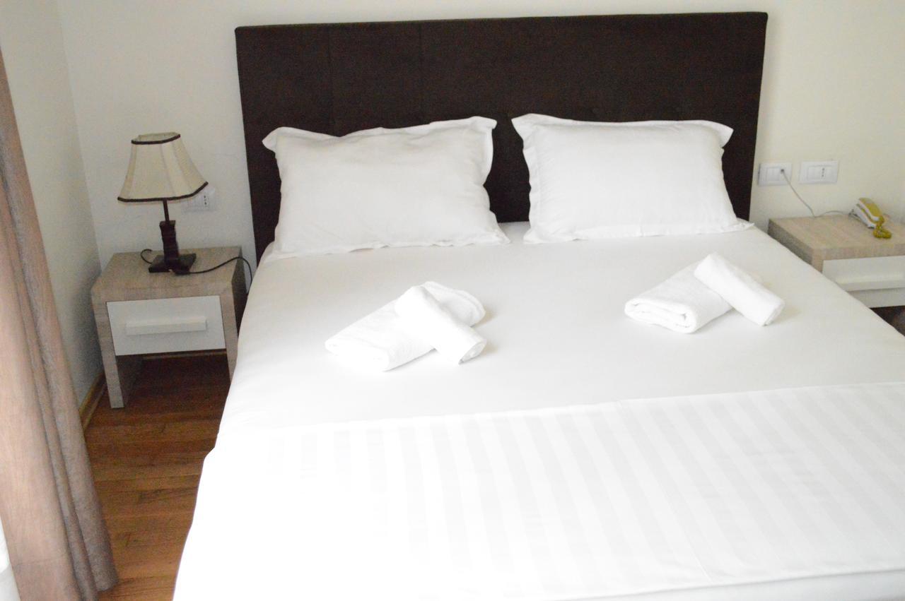 Living Hotel Tirana Buitenkant foto