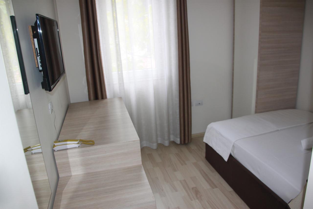 Living Hotel Tirana Buitenkant foto